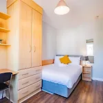 Spacious 4 Bed In Apartment *