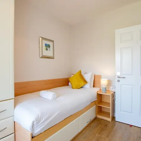 Spacious 4 Bed In Lägenhet Limerick Junction