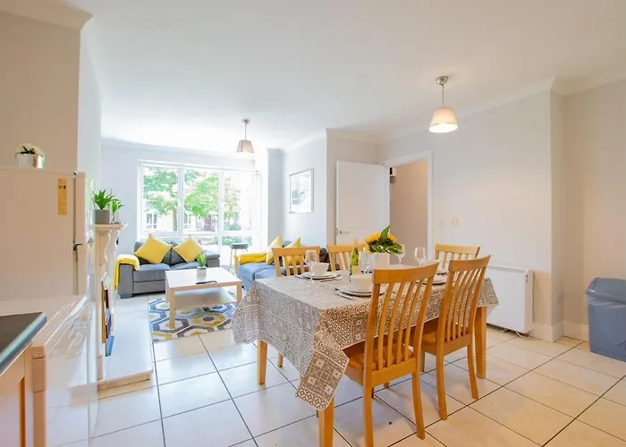 Spacious 4 Bed In 公寓 *