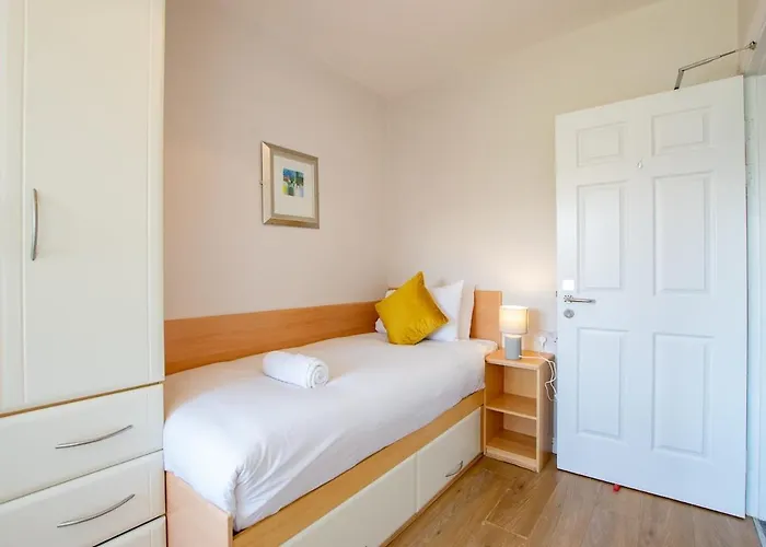 Spacious 4 Bed In Lägenhet Limerick Junction